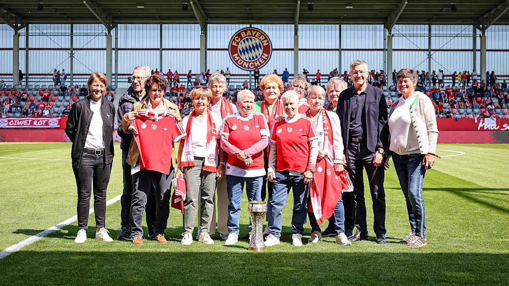 Die Meistermannschaft der FC Bayern Frauen aus dem Jahr 1976.
