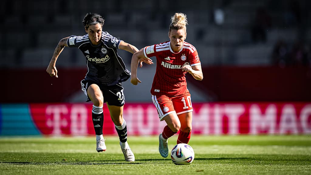 Linda Dallmann mit Ball am Fuß während des Heimspiels der FC Bayern Frauen in der Frauen-Bundesliga gegen Eintracht Frankfurt