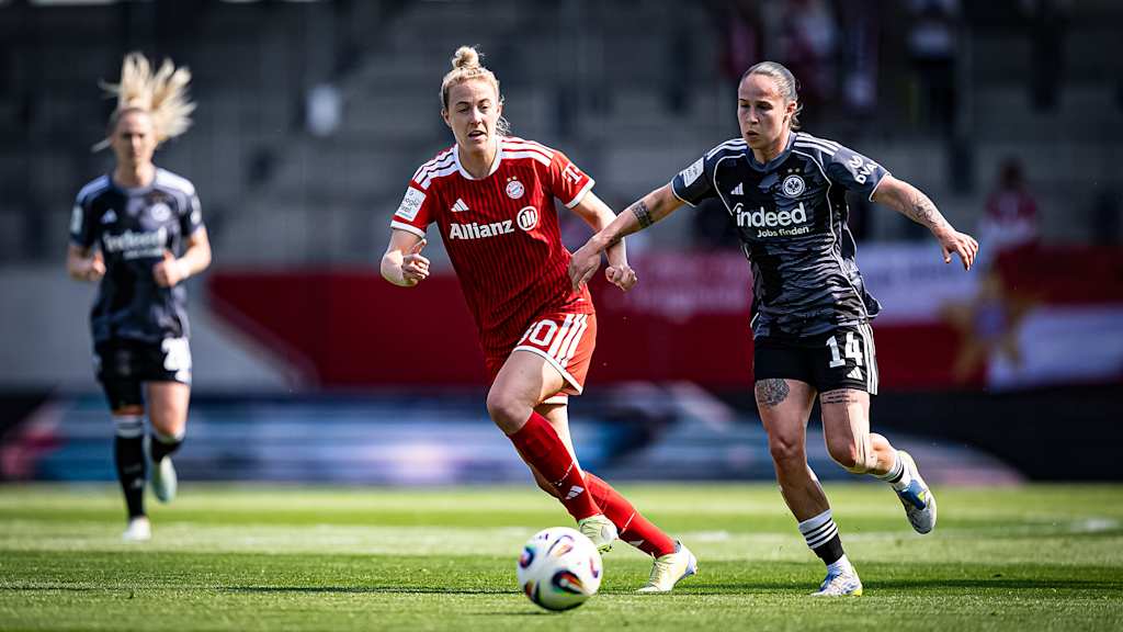 Carolin Simon im Zweikampf um den Ball während des Heimspiels der FC Bayern Frauen in der Frauen-Bundesliga gegen Eintracht Frankfurt