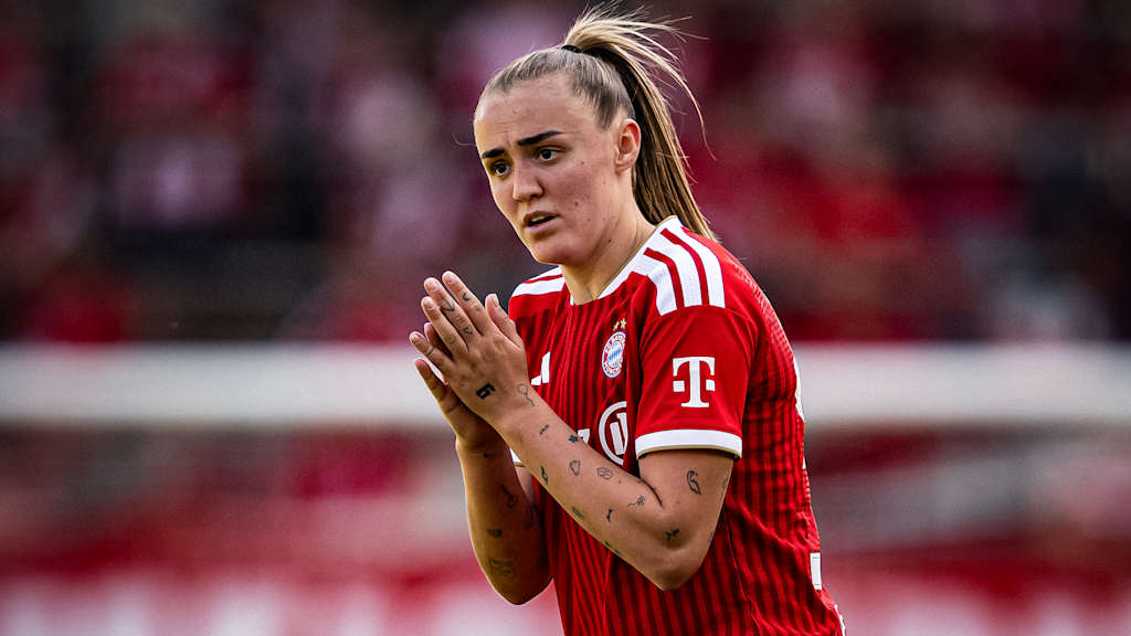 Georgia Stanway klatscht während des Heimspiels der FC Bayern Frauen in der Frauen-Bundesliga gegen Eintracht Frankfurt