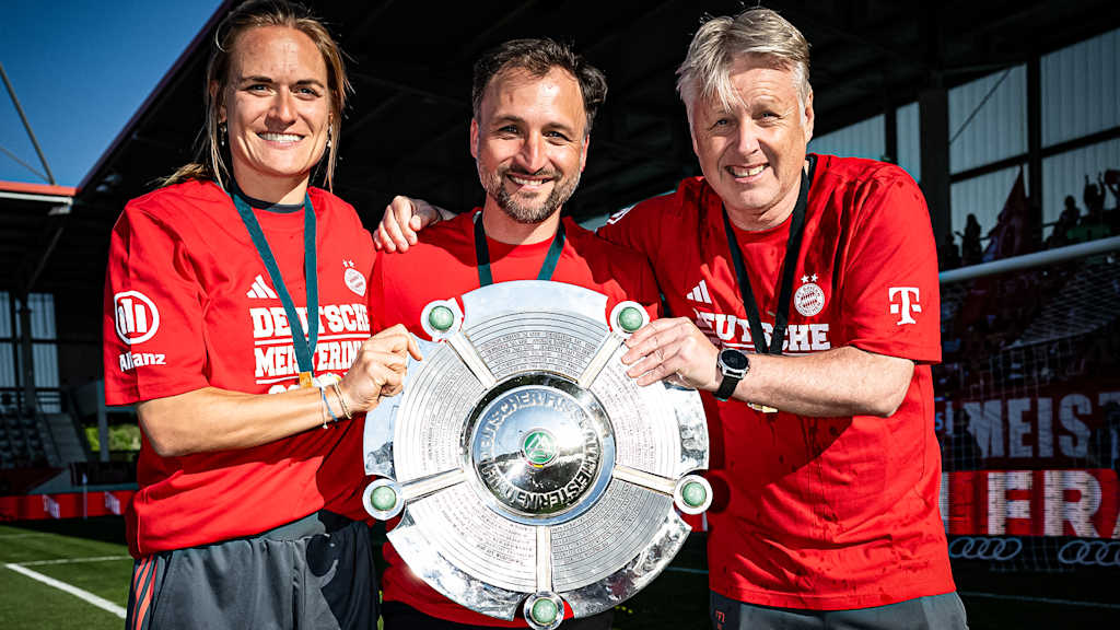 José Barcala und seine Co-Trainer mit der Meisterschale nach dem Heimspiel der FC Bayern Frauen gegen Eintracht Frankfurt in der Frauen-Bundesliga