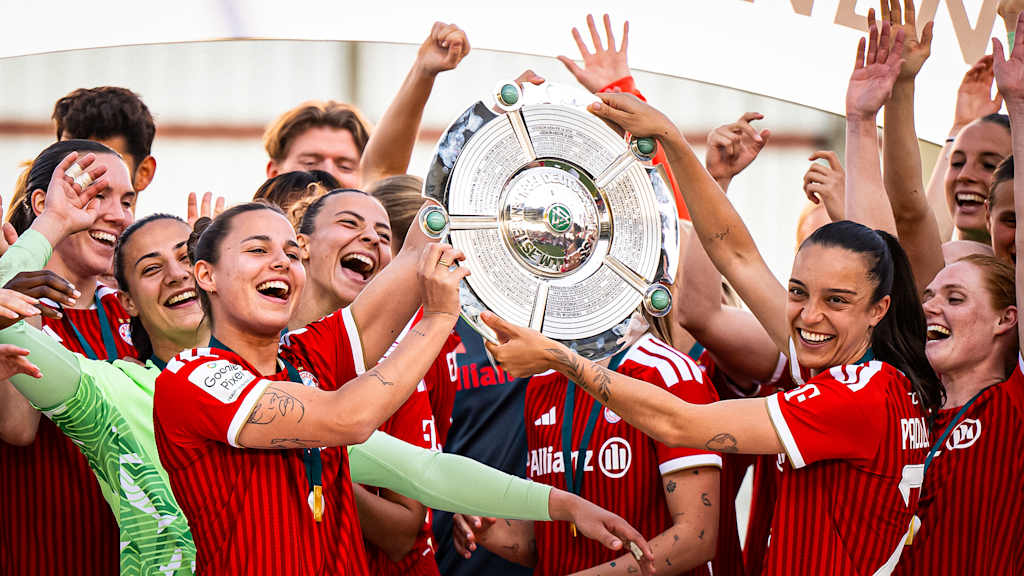 Lena Oberdorf, Natalia Padilla Bidas und Co. mit der Schale in der Hand nach dem Heimspiel der FC Bayern Frauen in der Frauen-Bundesliga gegen Eintracht Frankfurt