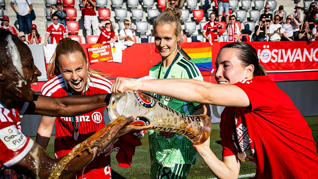 Magdalena Eriksson mit der Weißbierdusche nach dem Heimspiel der FC Bayern Frauen gegen Eintracht Frankfurt in der Frauen-Bundesliga