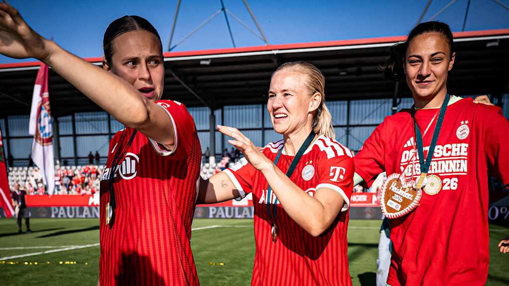 Pernille Harder, Klara Bühl und Maria Luisa Grohs nach dem Heimspiel der FC Bayern Frauen gegen Eintracht Frankfurt in der Frauen-Bundesliga