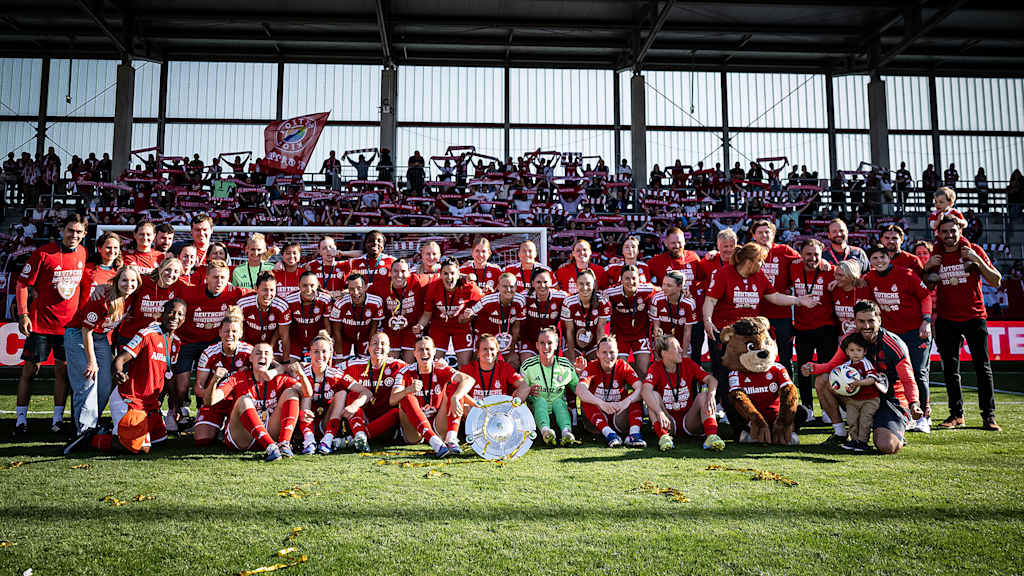 Die FC Bayern Frauen vor den Fans nach dem Heimspiel der FC Bayern Frauen gegen Eintracht Frankfurt in der Frauen-Bundesliga
