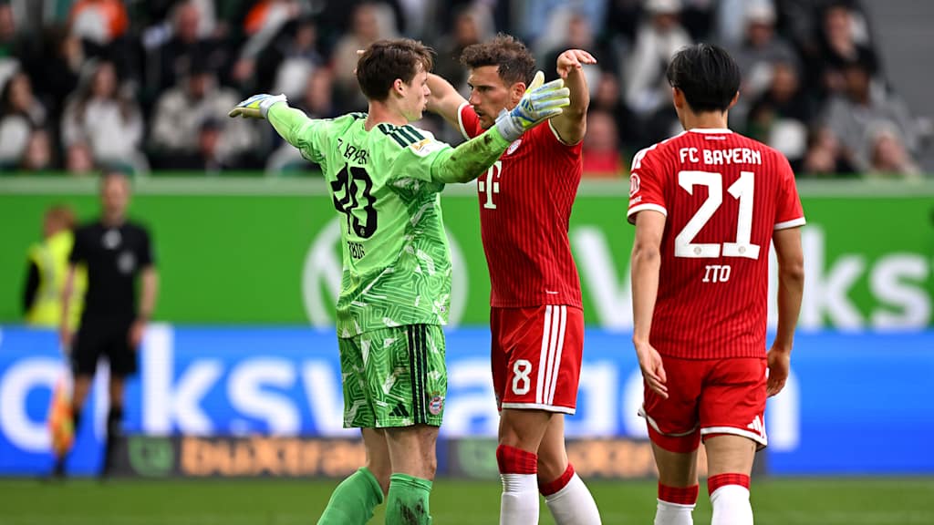 Leon Goretzka gratuliert Jonas Urbig zu einer Parade im Bundesliga-Spiel des FC Bayern beim VfL Wolfsburg