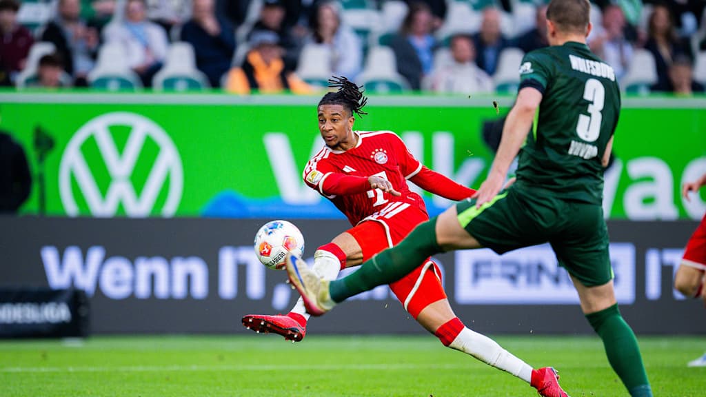 Michael Olise schießt aufs Tor im Bundesliga-Spiel des FC Bayern beim VfL Wolfsburg