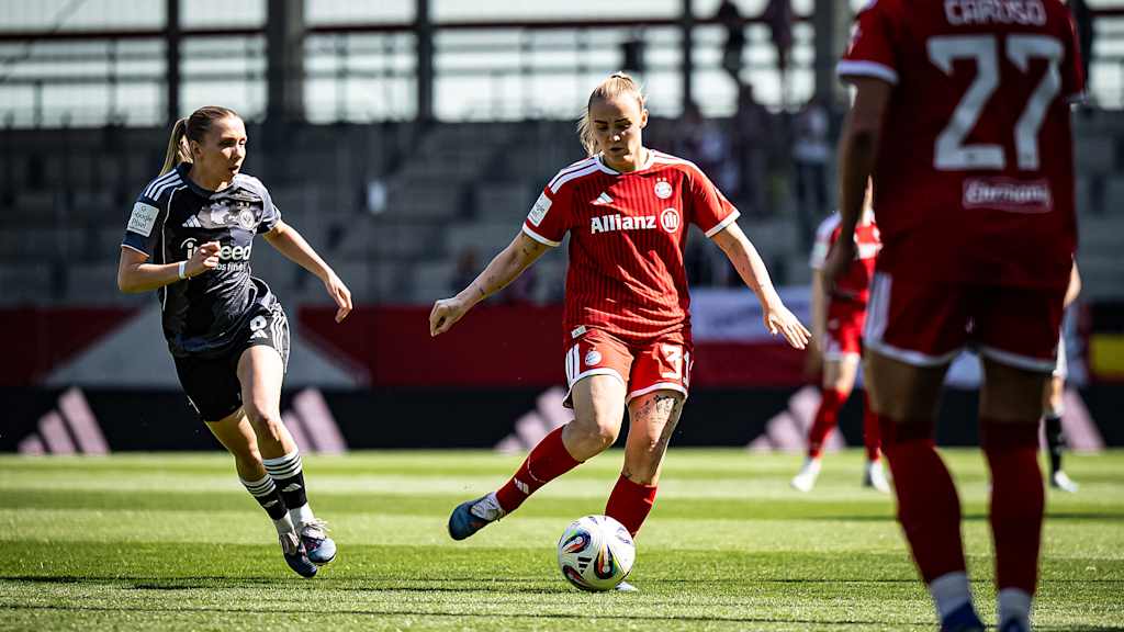 Georgia Stanway mit Ball am Fuß während des Heimspiels der FC Bayern Frauen in der Frauen-Bundesliga gegen Eintracht Frankfurt