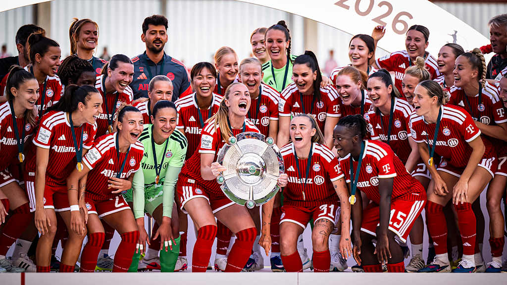 Glódís Perla Viggósdóttir streckt die Meisterschale in die Luft nach dem Heimspiel der FC Bayern Frauen in der Frauen-Bundesliga gegen Eintracht Frankfurt