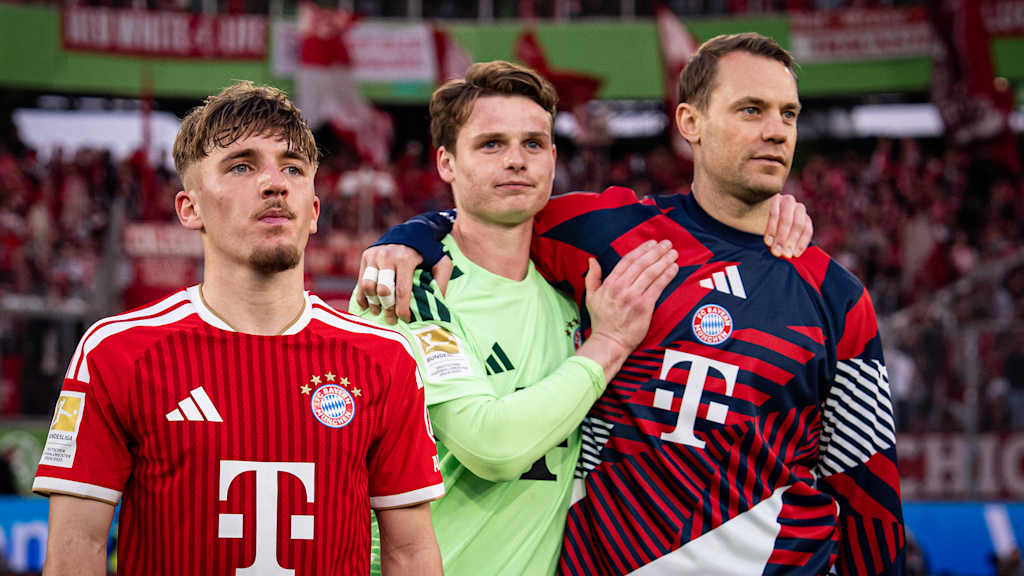 Lennart Karl, Jonas Urbig und Manuel Neuer nach dem 1:0-Sieg des FC Bayern in Wolfsburg