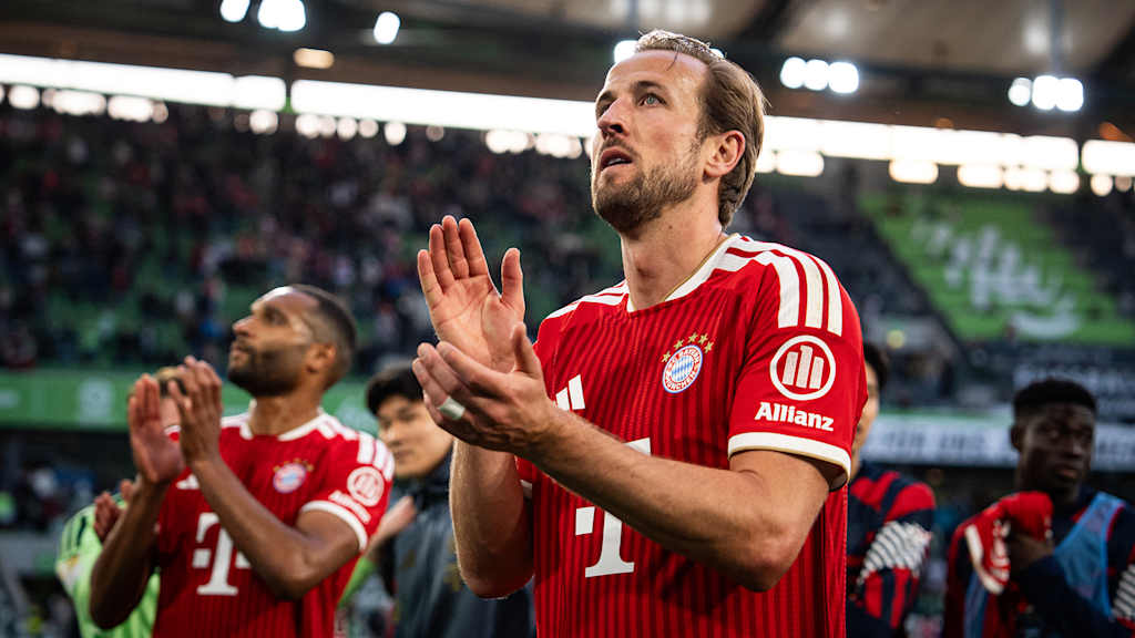 Harry Kane klatscht in Richtung der Fans im Topspiel des FC Bayern beim VfL Wolfsburg