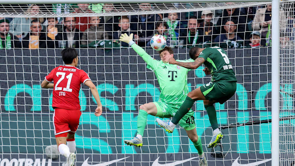 Jonas Urbig zeigt eine starke Parade im Bundesliga-Spiel des FC Bayern beim VfL Wolfsburg