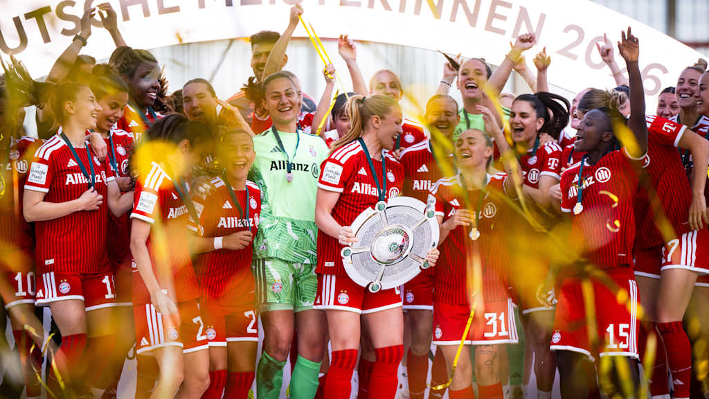 Die FC Bayern Frauen feiern mit der Meisterschale.