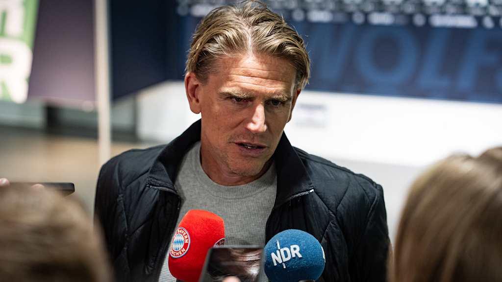 Christoph Freund im Interview nach dem Bundesliga-Sieg des FC Bayern in Wolfsburg