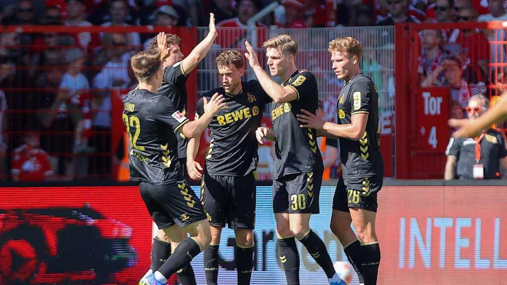 Spieler des 1. FC Köln bejubeln ein Tor.