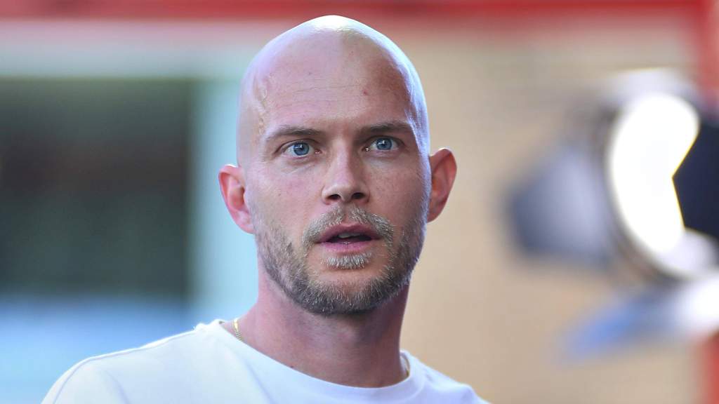 Trainer René Wagner vor einem Bundesliga-Spiel des 1. FC Köln.