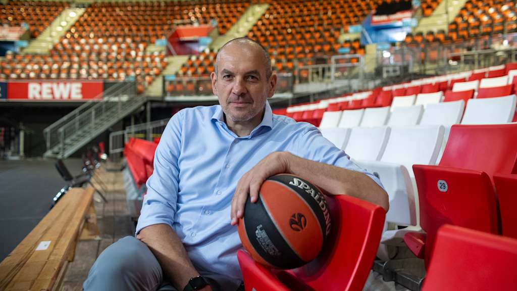 Dragan Tarlac sitzend im BMW Park