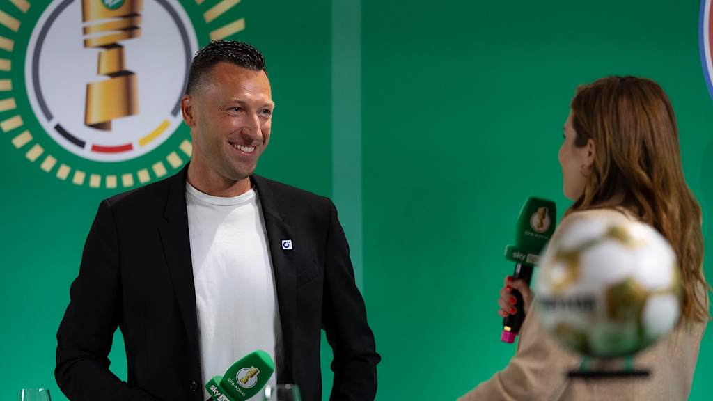 Schiedsrichter Sven Jablonski im Interview beim DFB-Pokal-CupHandover 2026