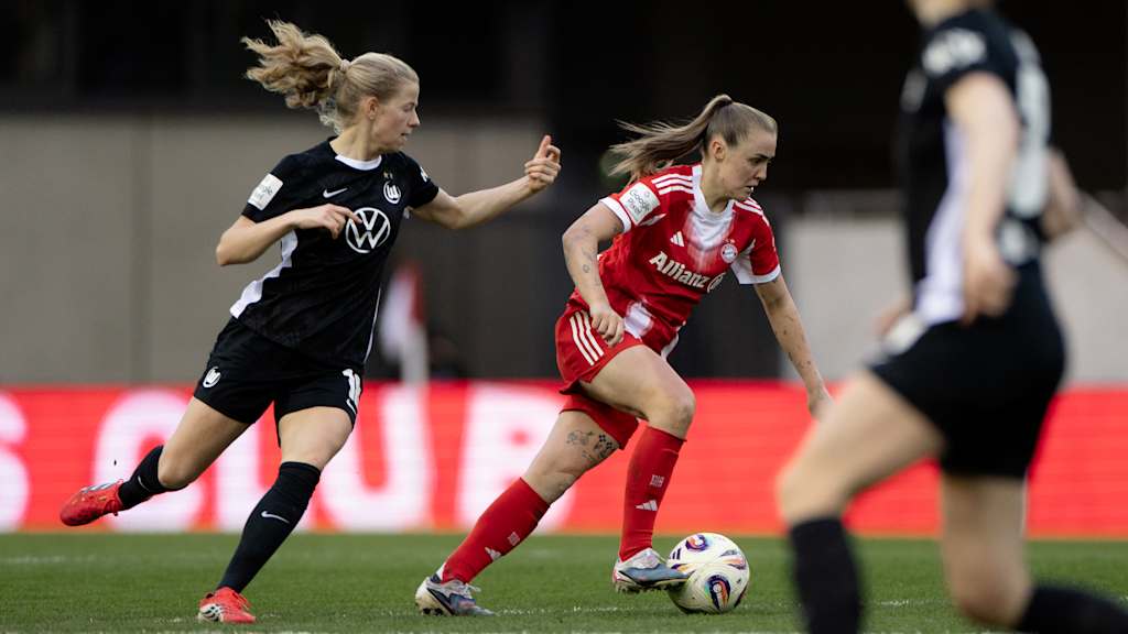 Georgia Stanway dribbelt mit dem Ball.