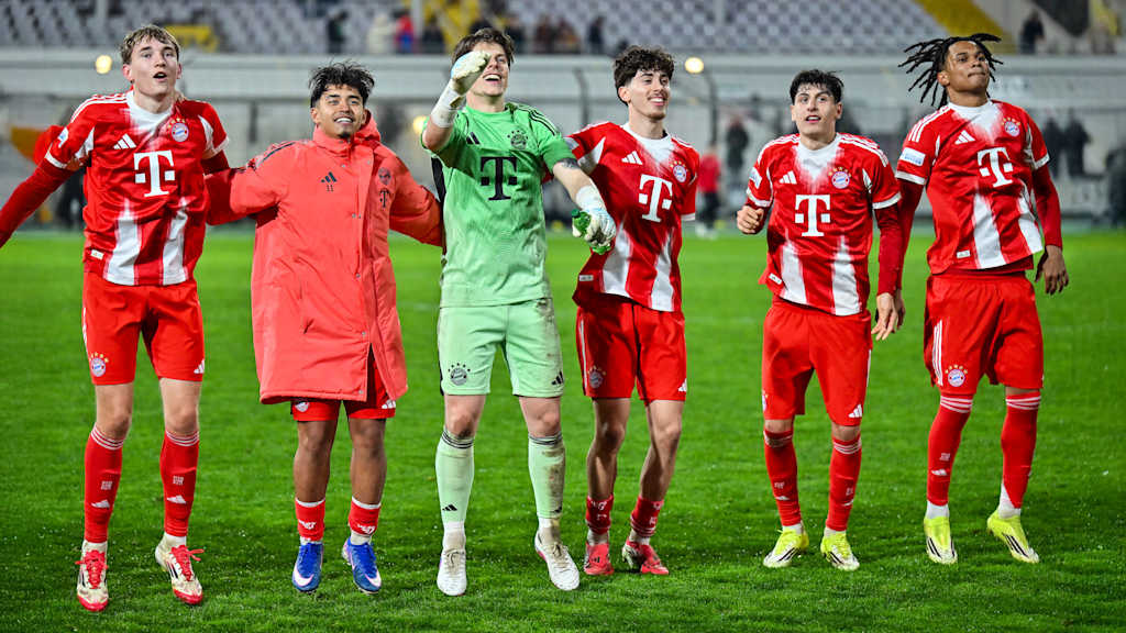 Das Team der FC Bayern Amateure lässt sich von den Fans feiern.