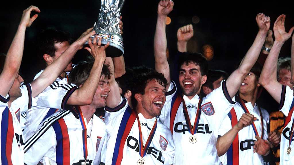 Lothar Matthäus und Teamkollegen vom FC Bayern jubeln mit dem UEFA-Cup nach dem Finalsieg 1996 gegen Bordeaux