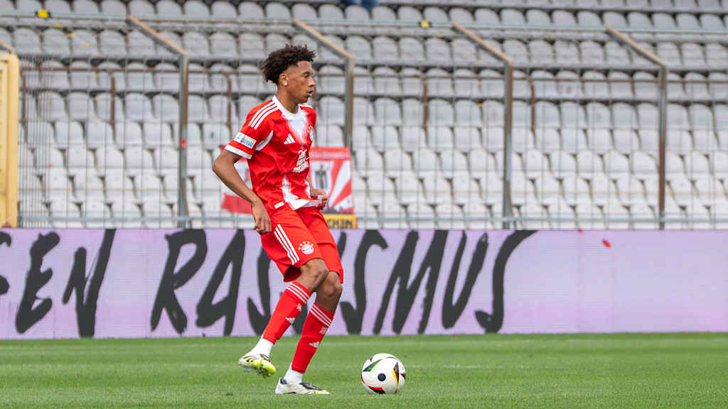 Cassiano Kiala mit dem Ball am Fuß.