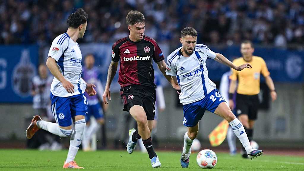 Javier Fernandez im Zweikampf um den Ball mit seinem Gegenspieler.
