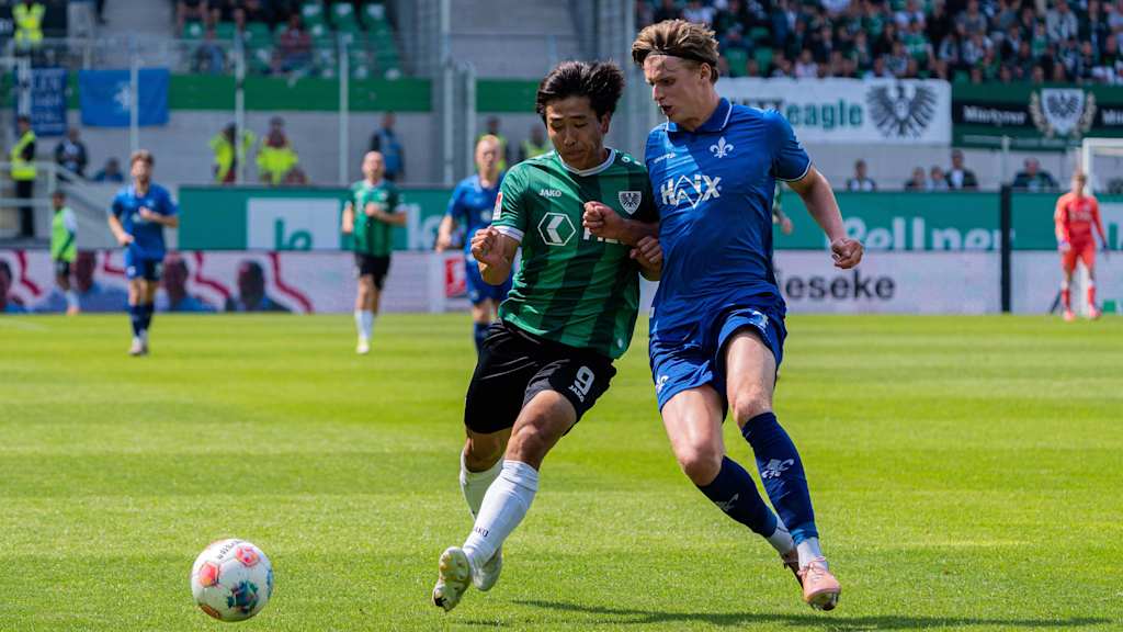 Grayson Dettoni im Zweikampf um den Ball.