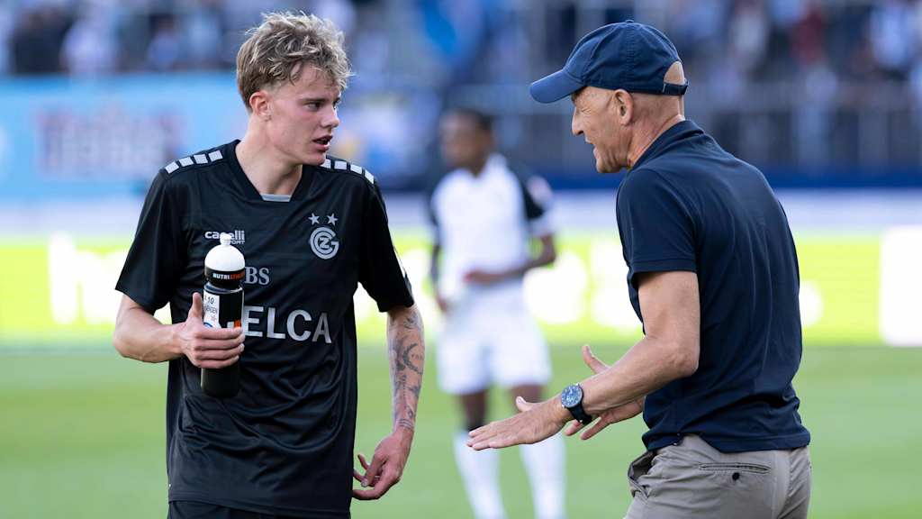 Jonathan Asp Jensen im Gespräch mit seinem Trainer.