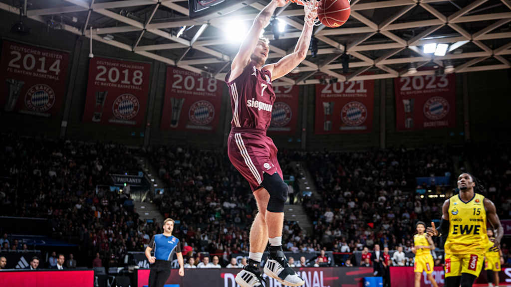 Niels Giffey Dunk