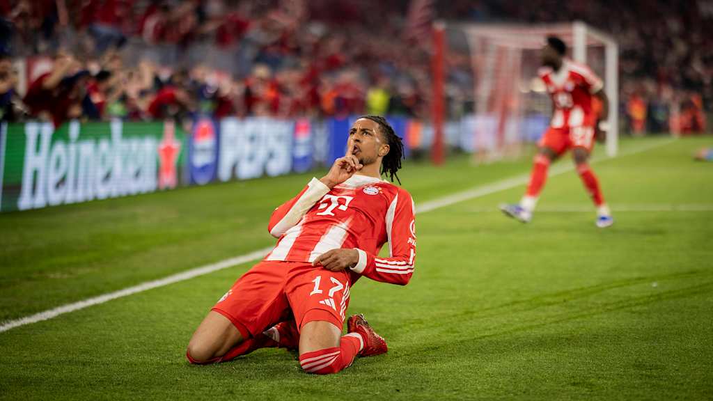 Michael Olise bejubelt sein Tor im Spiel des FC Bayern gegen Real Madrid.