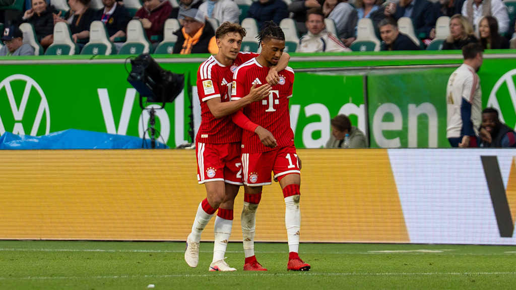 Tom Bischof und Michael Olise vom FC Bayern bejubeln ein Tor.