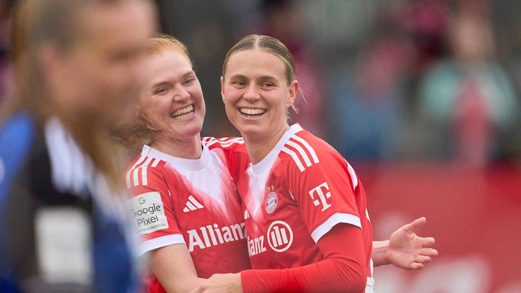 Klara Bühl bejubelt ein Tor der FC Bayern Frauen.