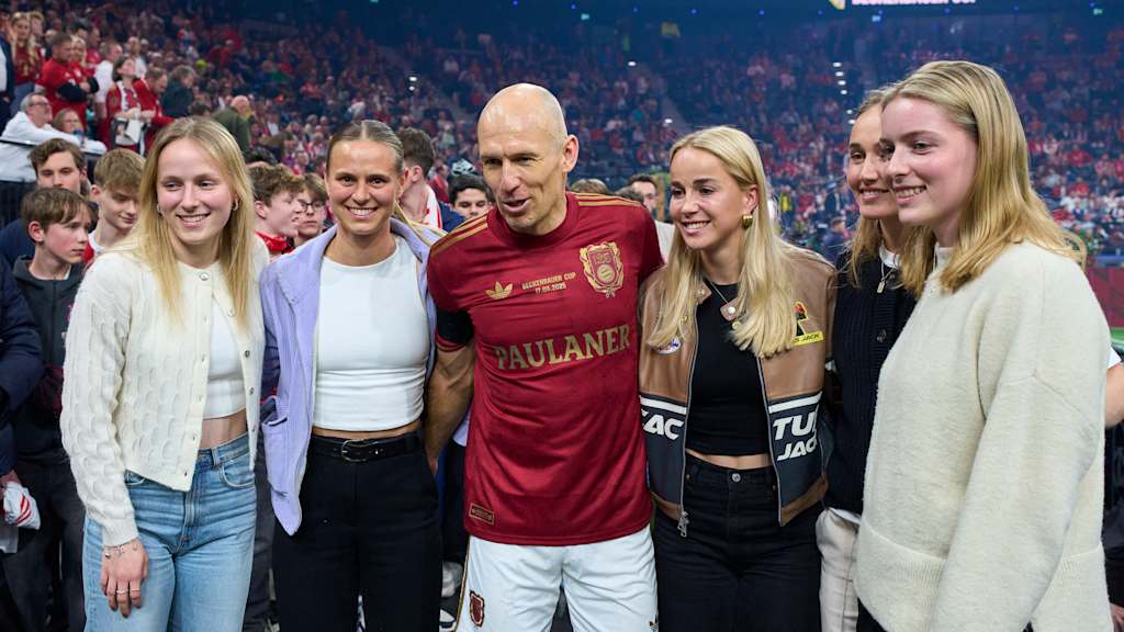 Die FC Bayern Frauen beim Beckenbauer Cup mit Arjen Robben.