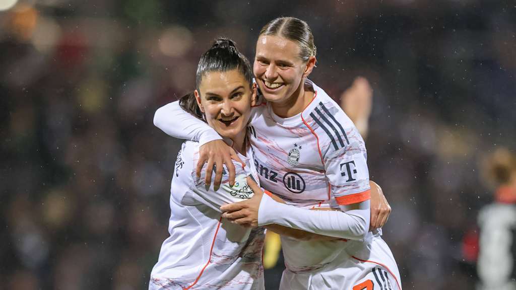 Klara Bühl und Jovana Damnjanovic bejubeln ein Tor gegen Eintracht Frankfurt.