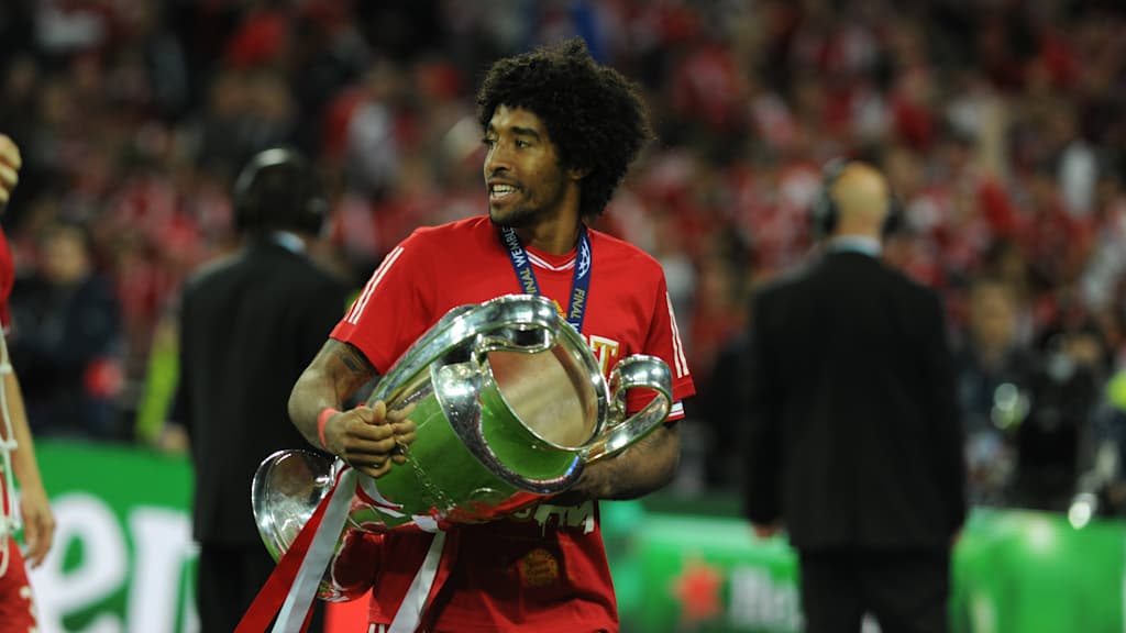 Dante hält den Champions League Pokal in den Händen.
