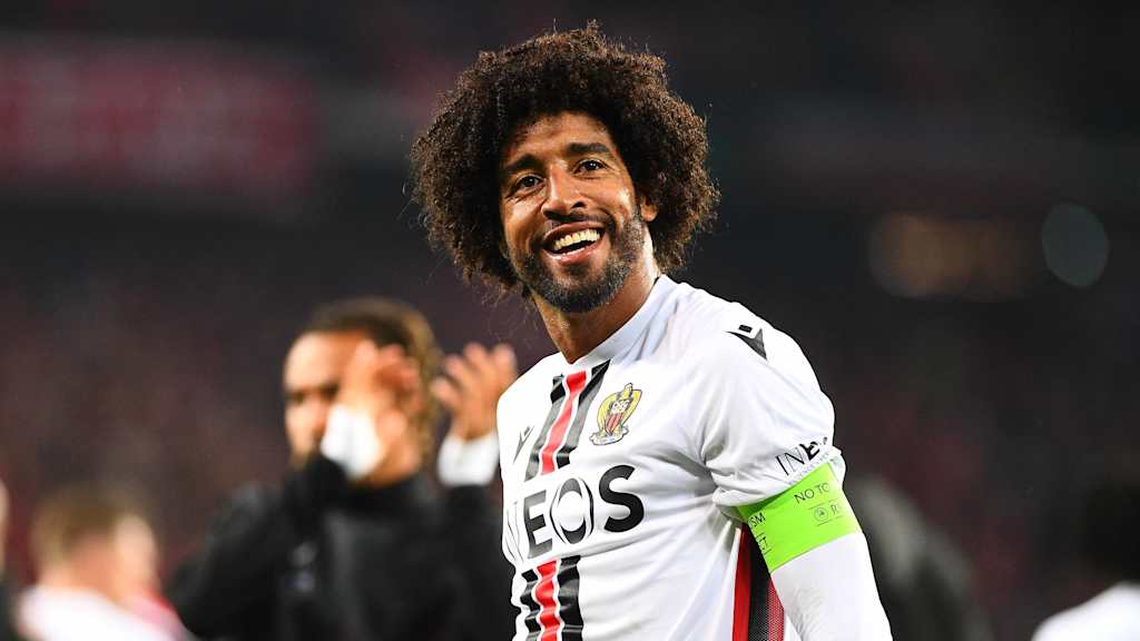 Dante lächelt im Trikot von OGC Nizza in die Kamera.