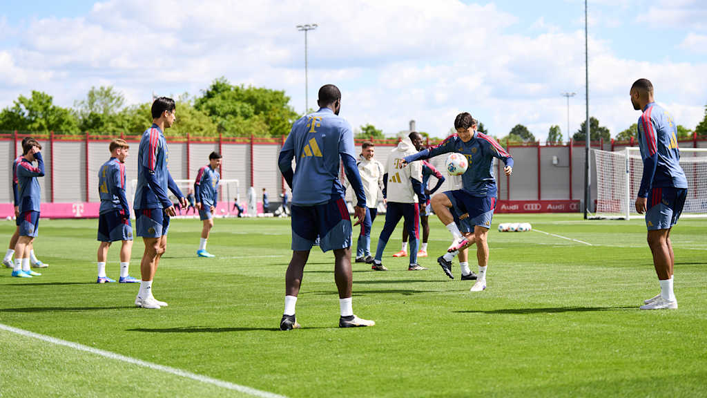 Minjae Kim und Kollegen spielen sich vor Trainingsbeginn ein