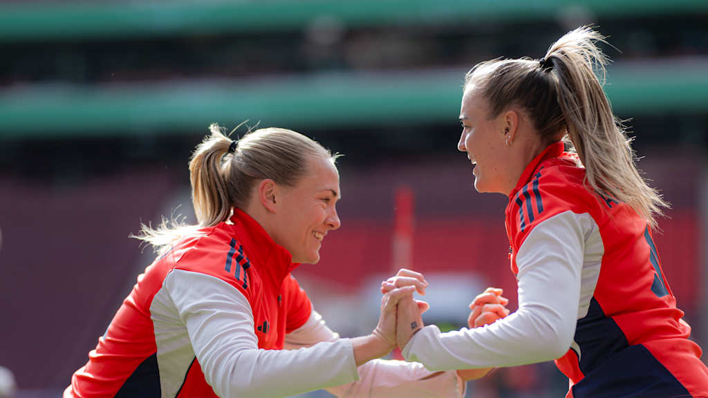 Magdalena Eriksson und Georgia Stanway während des Abschlusstrainings der FC Bayern Frauen.