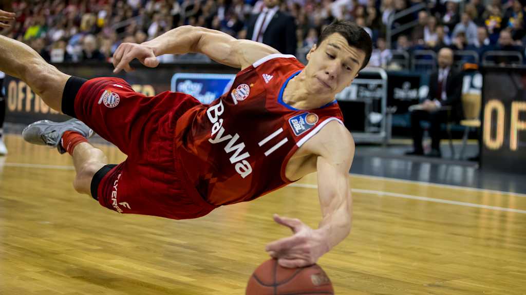 Vladimir Lucic hechtet nach dem Ball