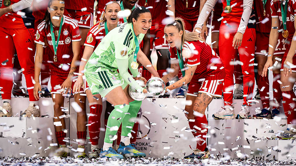 Maria Luisa Grohs und Georgia Stanway mit dem Pokal in der Hand nach dem DFB-Pokal-Finale der FC Bayern Frauen gegen den VfL Wolfsburg