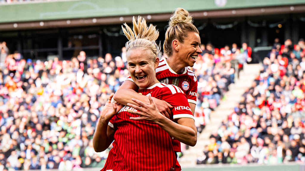 Pernille Harder und Linda Dallmann jubeln während des DFB-Pokal-Finales der FC Bayern Frauen gegen den VfL Wolfsburg