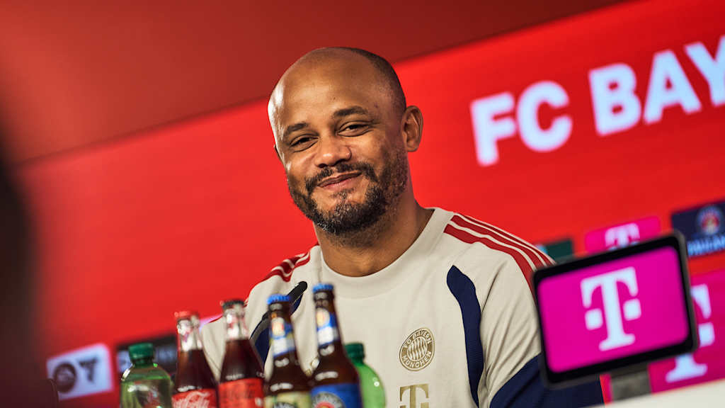 Vincent Kompany spricht auf einer PK