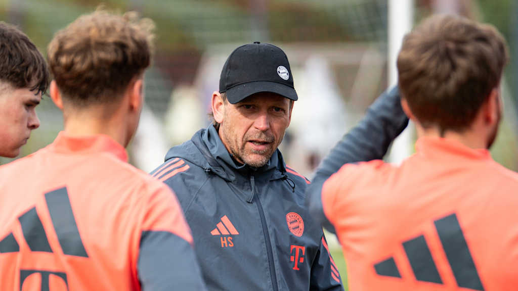 Holger Seitz hält eine Ansprache im Training.