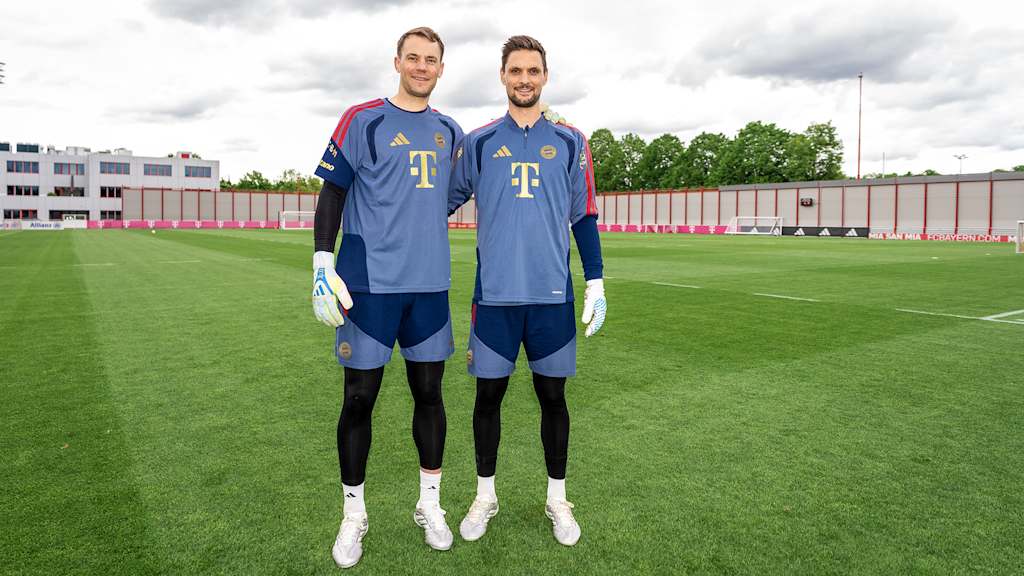 Manuel Neuer und Sven Ulreich stehen auf dem Trainingsplatz des FC Bayern