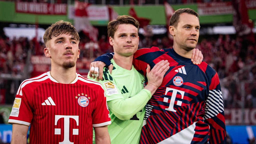 Manuel Neuer arm in arm with Jonas Urbig