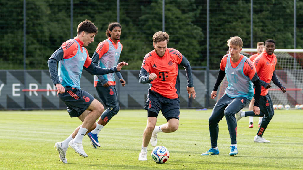 Benno Schmitz dribbelt im Training mit dem Ball.