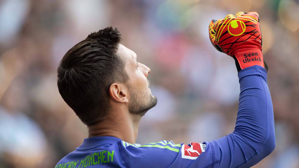 Sven Ulreich reckt die rechte Faust jubelnd in die Luft.