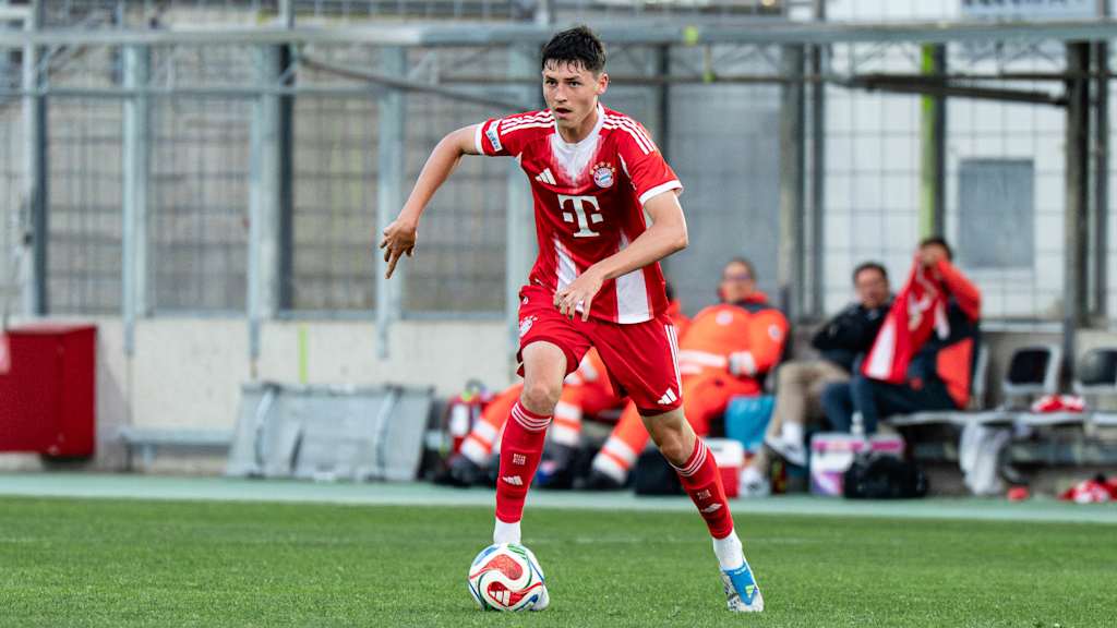 Filip Pavić dribbelt mit dem Ball am Fuß im Spiel der FC Bayern Amateure.