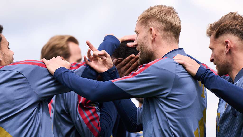 Spieler des FC Bayern schnippen einem Spieler ans Ohr